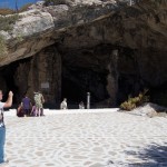am Eingang zur 90m tiefen Tropfsteinhöhle