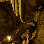 Astrid beim Abstieg in die Tropfsteinhöhle