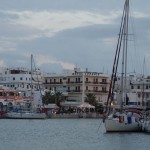 unkonventionell, schräg am Molenkopf agelegt in der Marina von Naxos