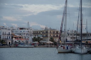 unkonventionell, schräg am Molenkopf agelegt in der Marina von Naxos