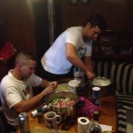 Norman und Dominik machen griechischen Salat