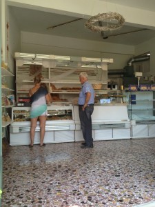 Carmen kauft Brot