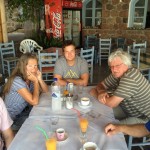 Frühstück in der Taverne gegenüber der Nemesis