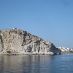 einlaufen in den riesigen Naturhafen von Milos