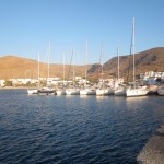 der kleine Hafen von Folegandros im Morgenlicht