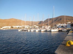 der kleine Hafen von Folegandros im Morgenlicht