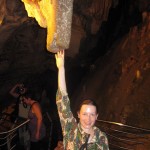 Martina prüft die Stabilität der Stalagniten