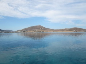 ruhige Ankerbucht auf Paros im Morgenlicht