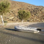 das Dingi der Nemesis am einsamen Strand