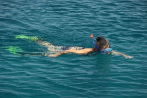 Karin schnorchelt in der Molos Bucht auf Hydra