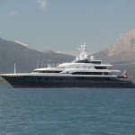 vorbei an einer SuperYacht verlassen wir Poros