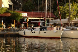 angelegt in Vathi vor einer Taverne