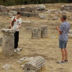 Martina und Leo inspizieren die antiken Steine